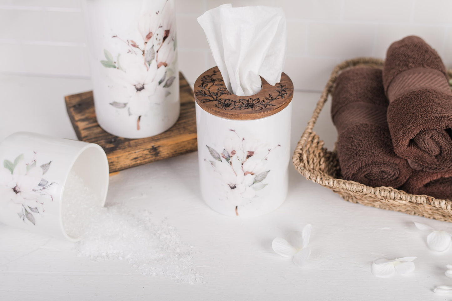 Magnolia Tissue Holder