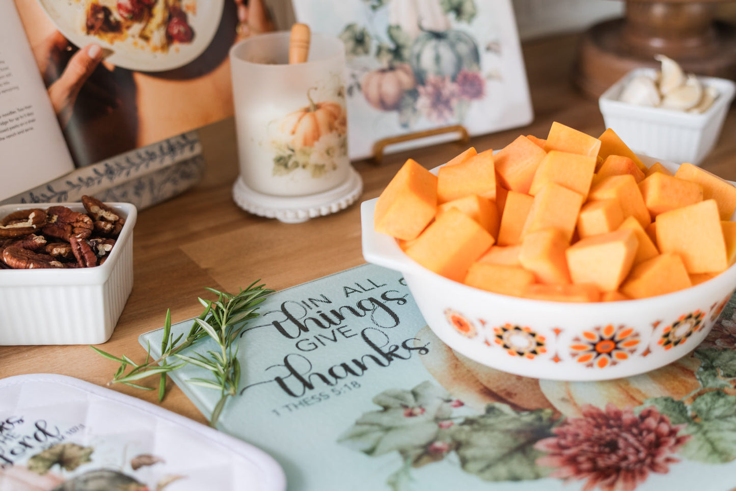 Glass cutting board featuring pumpkins and 1 Thessalonians 5:18