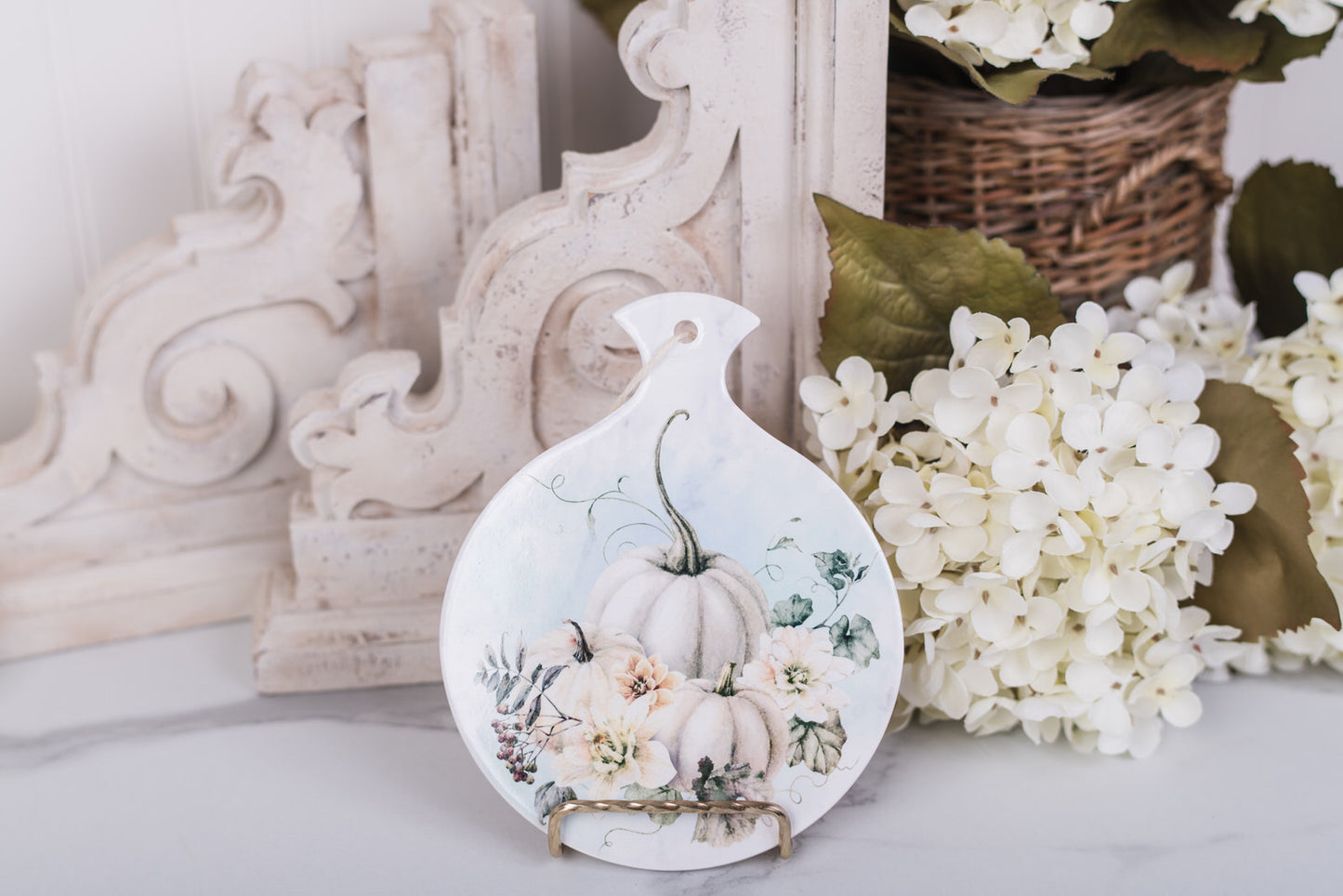 Vintage-style round trivet for warm drinks or small serving dishes
