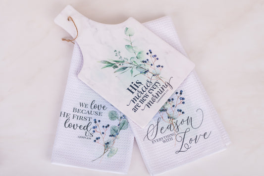 Winterberry gift set with two folded tea towels and rectangle ceramic trivet