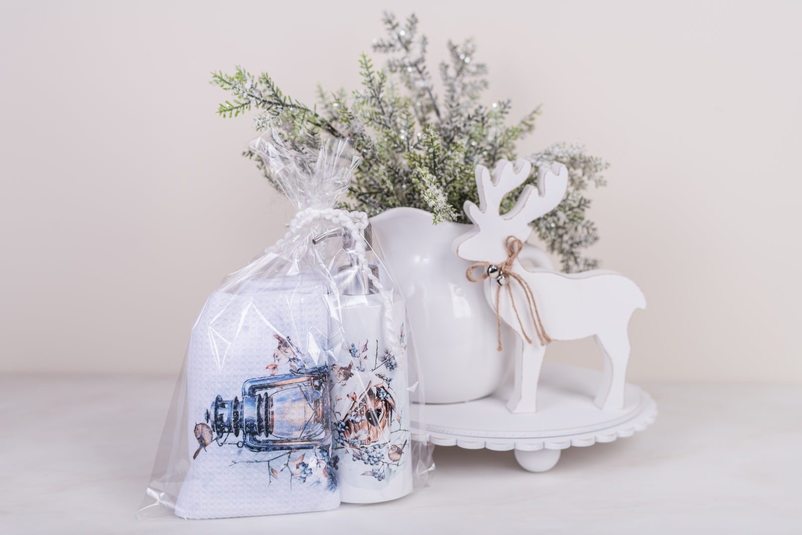 Ready-to-gift hostess set with wintry towels and soap holder 