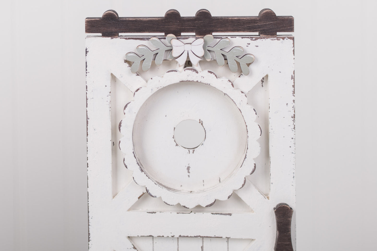 close up of scallop round area for interchangeable mini sign