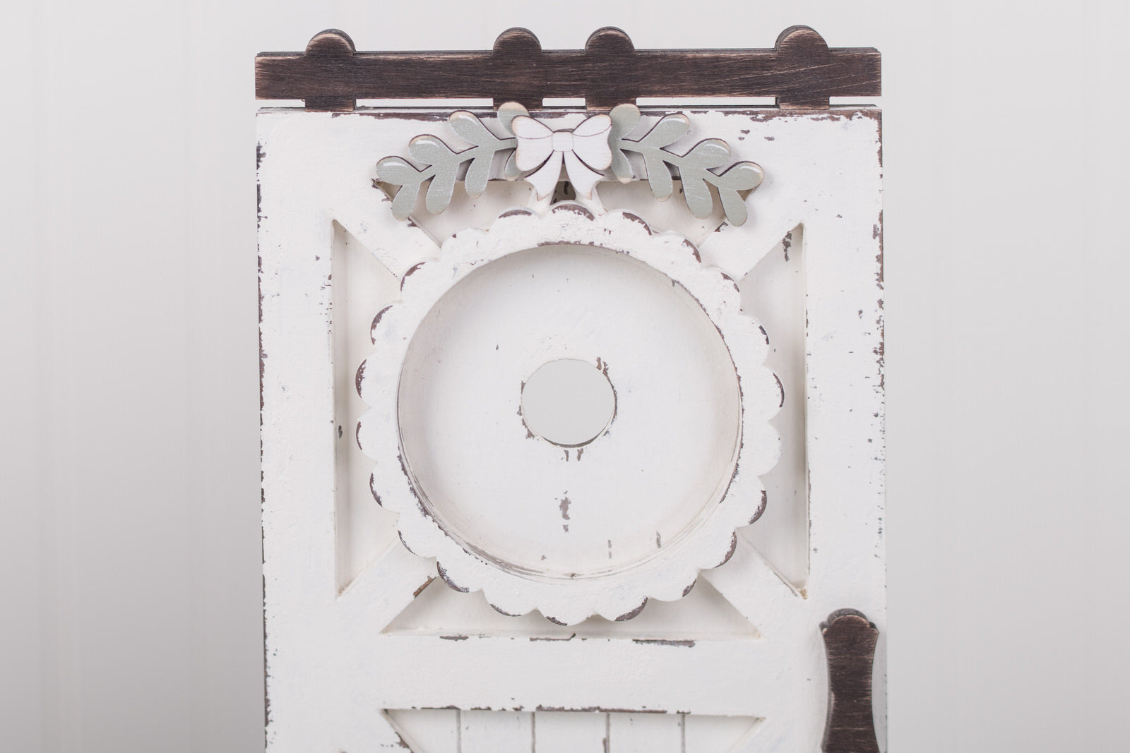 close up of scallop round area for interchangeable mini sign